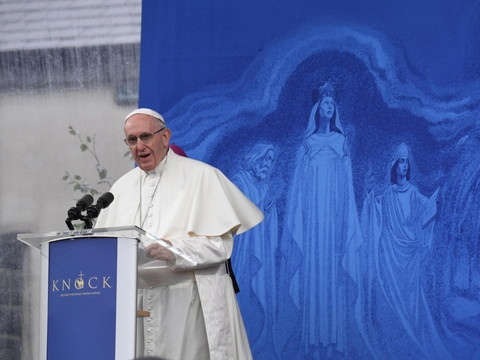 Le pape François demande 