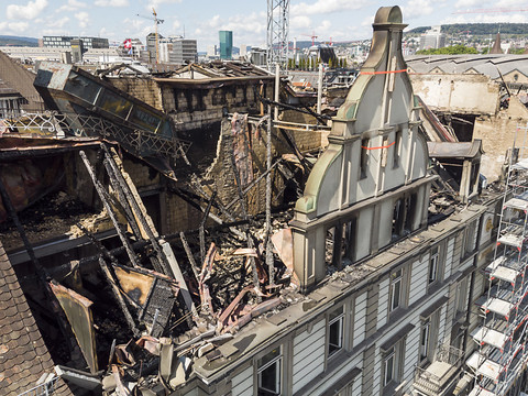 Bâtiment commercial ravagé par le feu à côté de la gare de Zurich