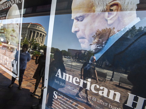 Trump demande que les drapeaux soient en berne pour John McCain