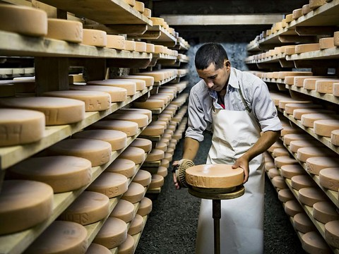 Hernàn, fromager paraguayen sur un alpage valaisan