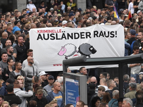 Manifestations anti-étrangers: Merkel dénonce la haine dans la rue