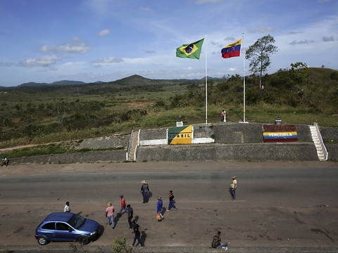 Lima décrète l'urgence sanitaire, Brasilia déploie son armée