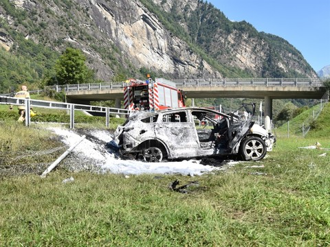Une voiture prend feu après un accident à Misox, un enfant meurt