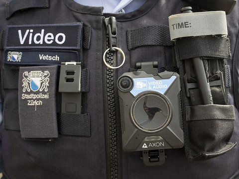 Le Parlement grison veut pouvoir équiper les policiers de caméras
