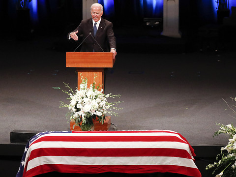 Le démocrate Biden salue la mémoire du républicain McCain
