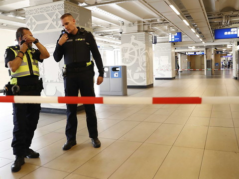 Deux blessés graves lors d'une attaque au couteau à la gare d'Amsterdam