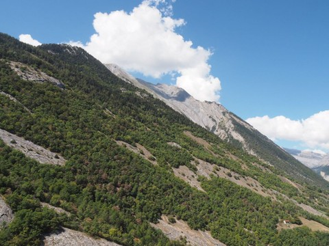 Un wingsuiter jurassien se tue en Valais