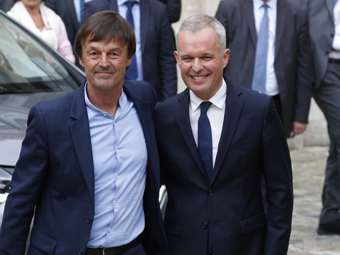 Macron remanie son gouvernement et maintient l'impôt à la source