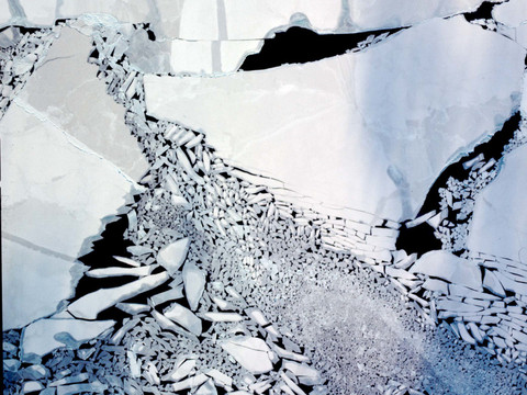La glace la plus épaisse de l'Arctique se brise, une première