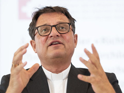 Les évêques introduisent l'obligation absolue de dénoncer les abus