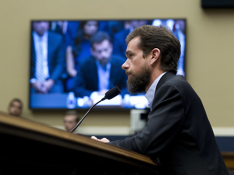 Ingérences électorales: Facebook et Twitter devant le congrès