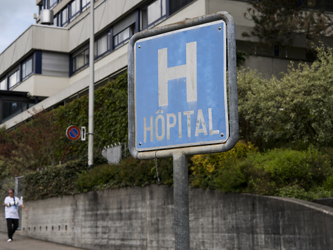 Hôpital de Moutier: Berne ne veut pas suspendre la vente
