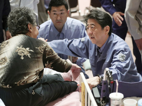 Japon: nouveau bilan de 42 morts - Le premier ministre visite les lieux