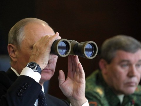 Moscou étale sa puissance militaire avec de gigantesques manoeuvres