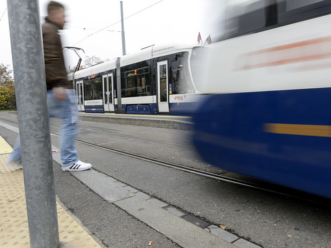 Un piéton percuté par un tram perd la vie