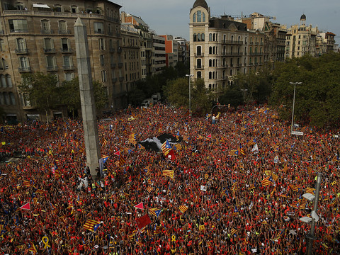 Un million d'indépendantistes catalans défilent à Barcelone