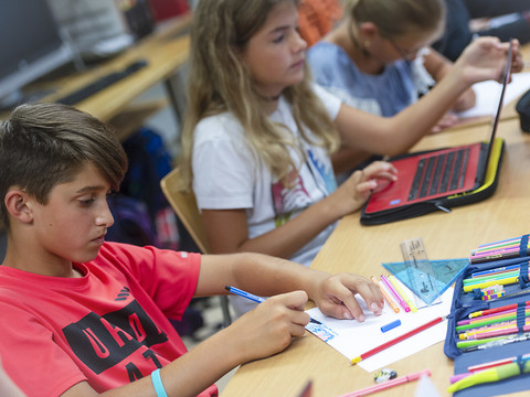 Fribourg: plusieurs propositions pour financer les frais scolaires
