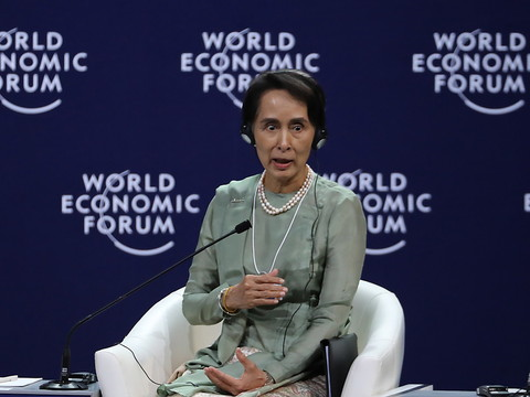 Aung San Suu Kyi défend l'emprisonnement de journalistes de Reuters