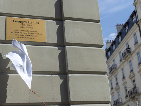 Boulevard des Philosophes: une plaque en hommage à Georges Haldas