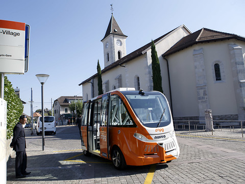 Un véhicule autonome des TPG sillonne le village de Meyrin