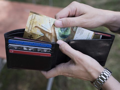 Meilleur salaire pour un employé plus jeune: pas de discrimination