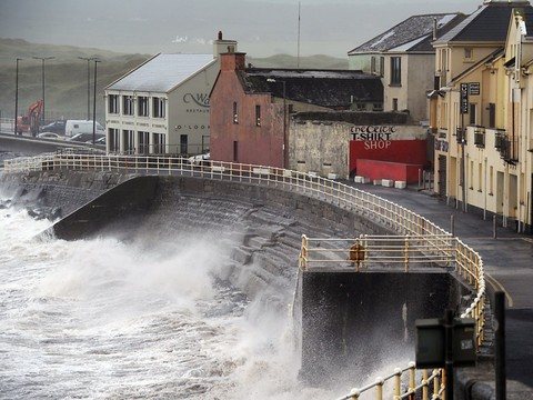 La tempête Ali fait deux morts en Irlande, dont une Suissesse