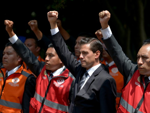 Les Mexicains commémorent deux séismes meurtriers