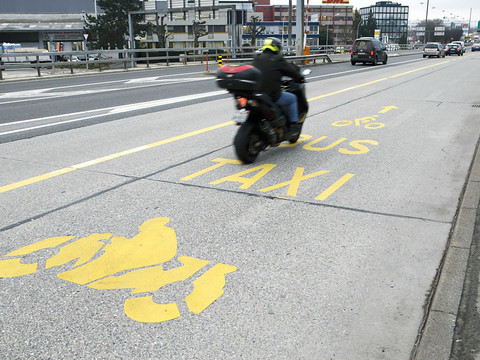 Les deux-roues motorisés ne rouleront plus sur les voies de bus