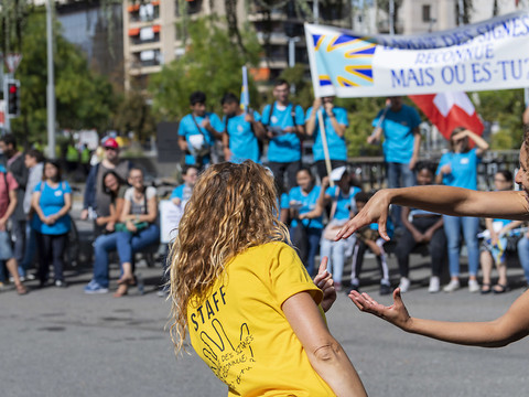 300 personnes manifestent en faveur de la langue des signes