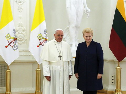 Le pape entame à Vilnius un voyage balte de quatre jours, loue la tolérance des Lituaniens