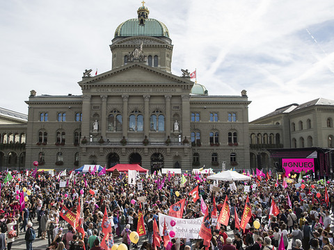 Vingt mille personnes manifestent à Berne pour l'égalité