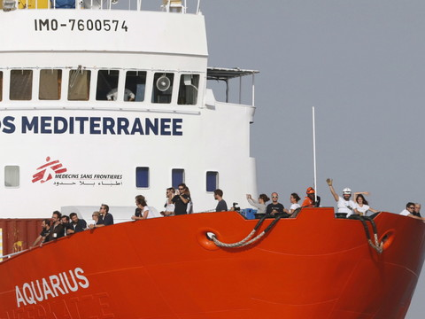En route vers Marseille, l'Aquarius demande un feu vert humanitaire