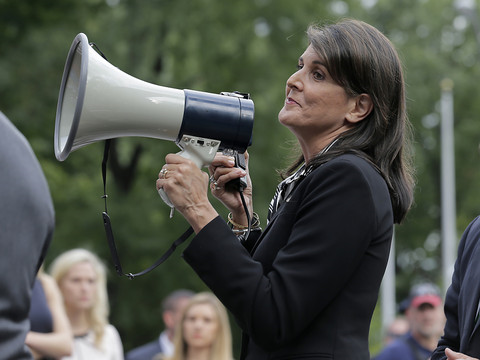 Nikki Haley, mégaphone en main, réclame le départ de Maduro