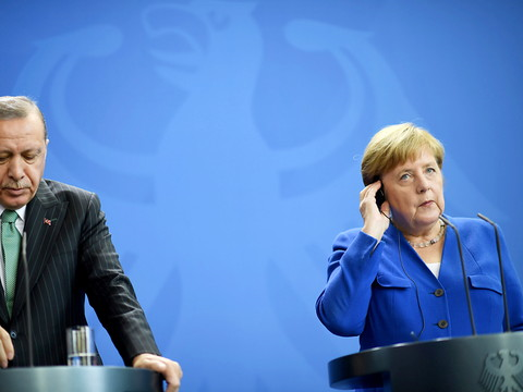 Merkel et Erdogan affichent une timide détente entre leurs pays