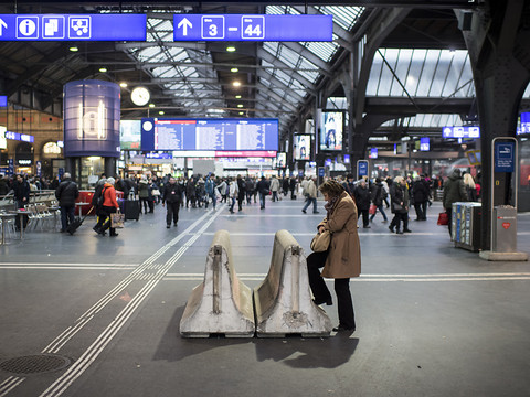 Une jeune de 17 ans chute mortellement du toit de la gare de Zurich