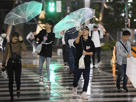 Le typhon Trami balaie le coeur du Japon et fait 84 blessés