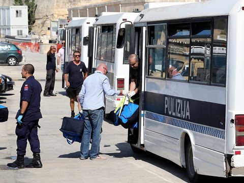 Les 58 migrants de l'Aquarius débarquent à Malte