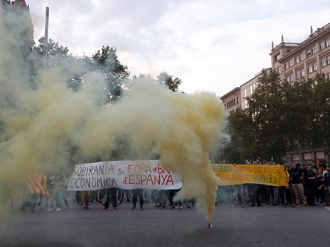 Des militants séparatistes bloquent routes et trains en Catalogne