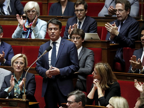 Manuel Valls quitte l'Assemblée nationale sous une ovation