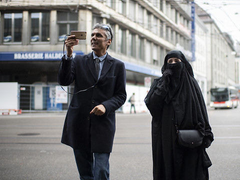 Un riche Algérien paiera les amendes des musulmanes à St-Gall en lien avec la loi anti-burqa