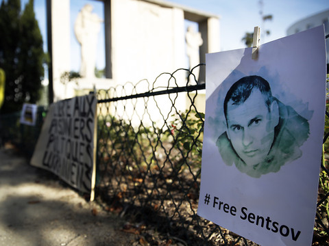 Le cinéaste ukrainien emprisonné Oleg Sentsov cesse sa grève de la faim