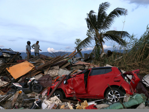Séisme et tsunami aux Célèbes: près de 2000 corps découverts