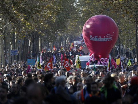 France: retraités, salariés et fonctionnaires dans la rue contre Macron
