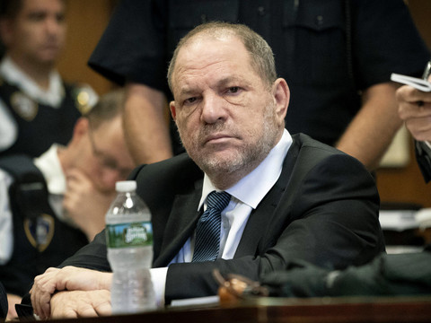 Un juge annule l'un des chefs d'inculpation contre Weinstein
