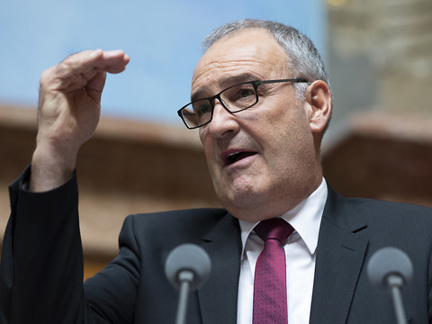 Guy Parmelin ne changera pas son projet de défense aérienne