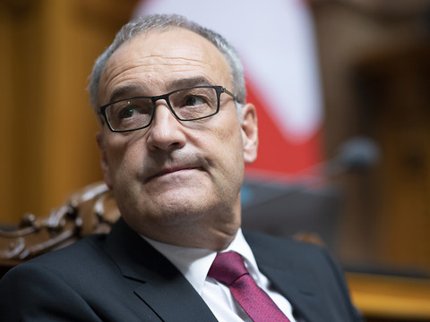 Une commission fait des reproches à Guy Parmelin
