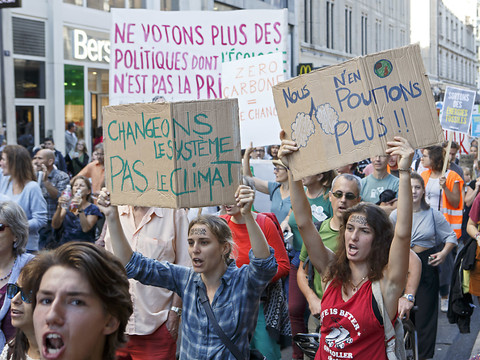 Des milliers de manifestants à Genève exigent des changements
