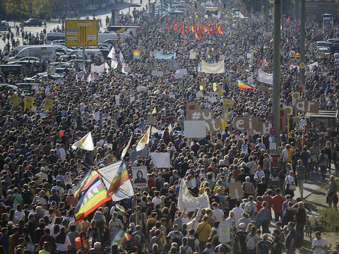 Mobilisation massive contre le racisme dans les rues de Berlin