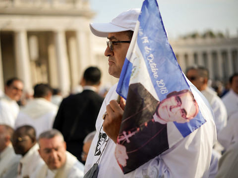 Le salvadorien Oscar Romero et le pape italien Paul VI canonisés