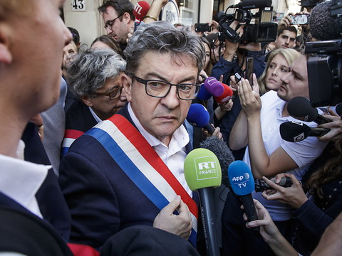 Procédure contre Mélenchon après une perquisition houleuse